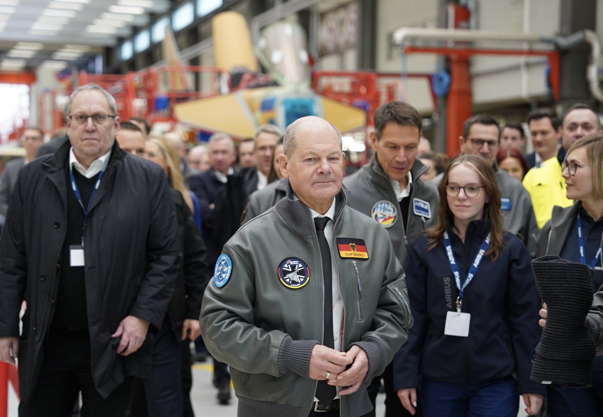 A special thank you to Chancellor Olaf #Scholz for taking the time to engage with #TeamAirbus in Manching, learn about our operations, and acknowledge the hard work that goes into making #Airbus a leader in military aviation. ✈️