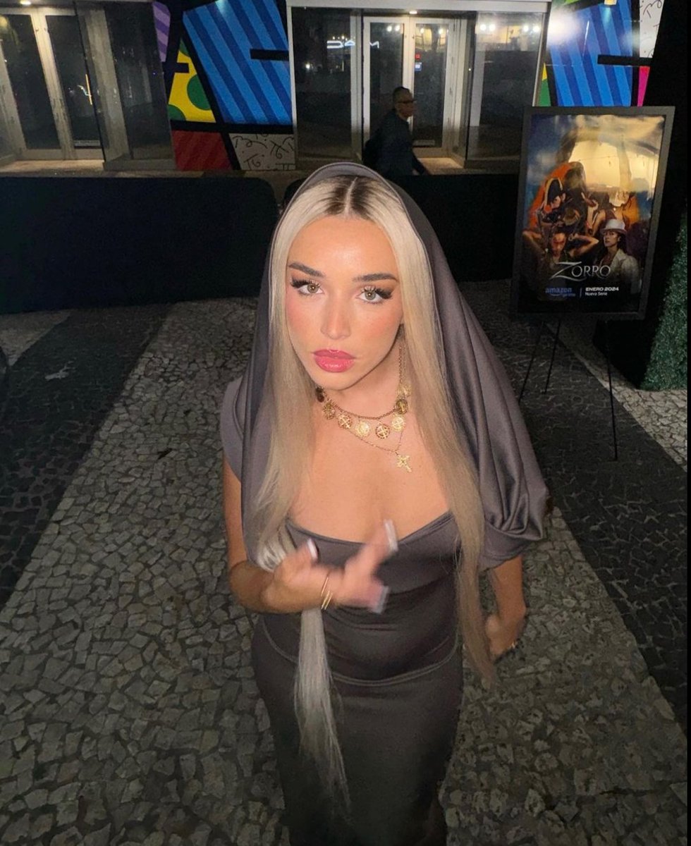 • Lola índigo vía Post de Instagram 🩶🌴