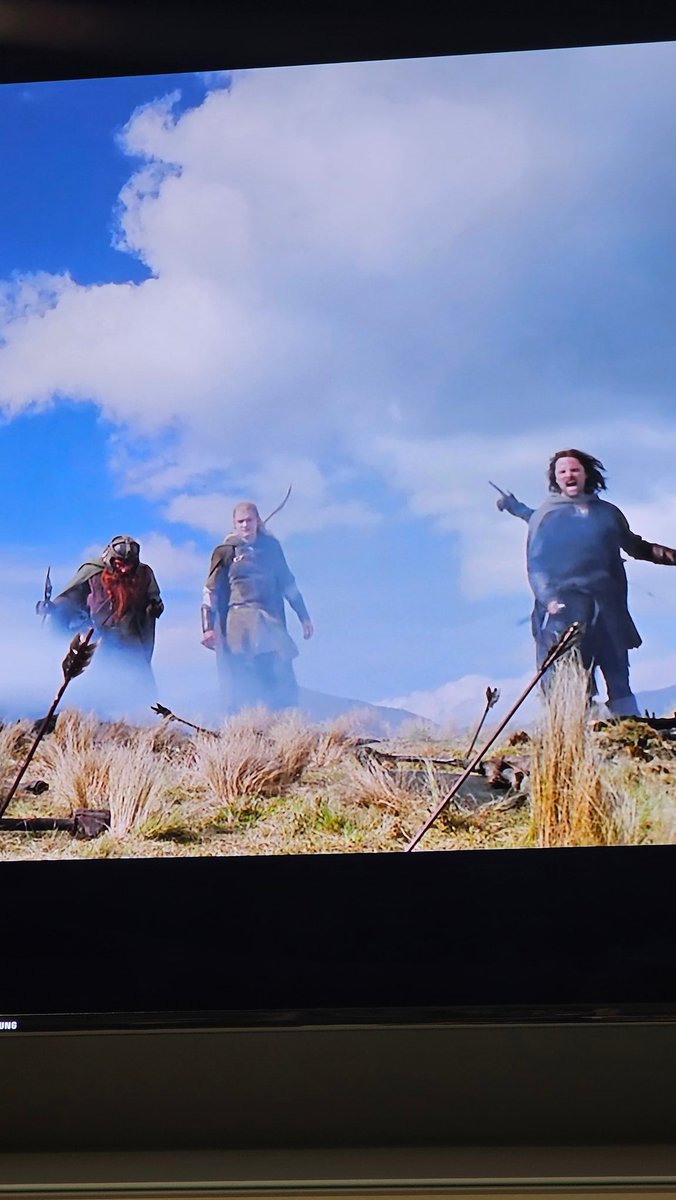 Pazos_64's tweet photo. No sabía que ver mientras comía y he puesto las 2 torres. Te digo una cosa, esta escena está SUPER BIEN actuada. Yo creo Viggo Mortensen se hizo daño o algo. https://t.co/FZPPPrsPxb