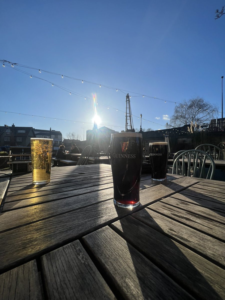 wapple15's tweet photo. Friday afternoon #BeerView #CiderView #Oxford 🏴󠁧󠁢󠁥󠁮󠁧󠁿 #BeerOclock 🍻🍻 https://t.co/yFajshehcR