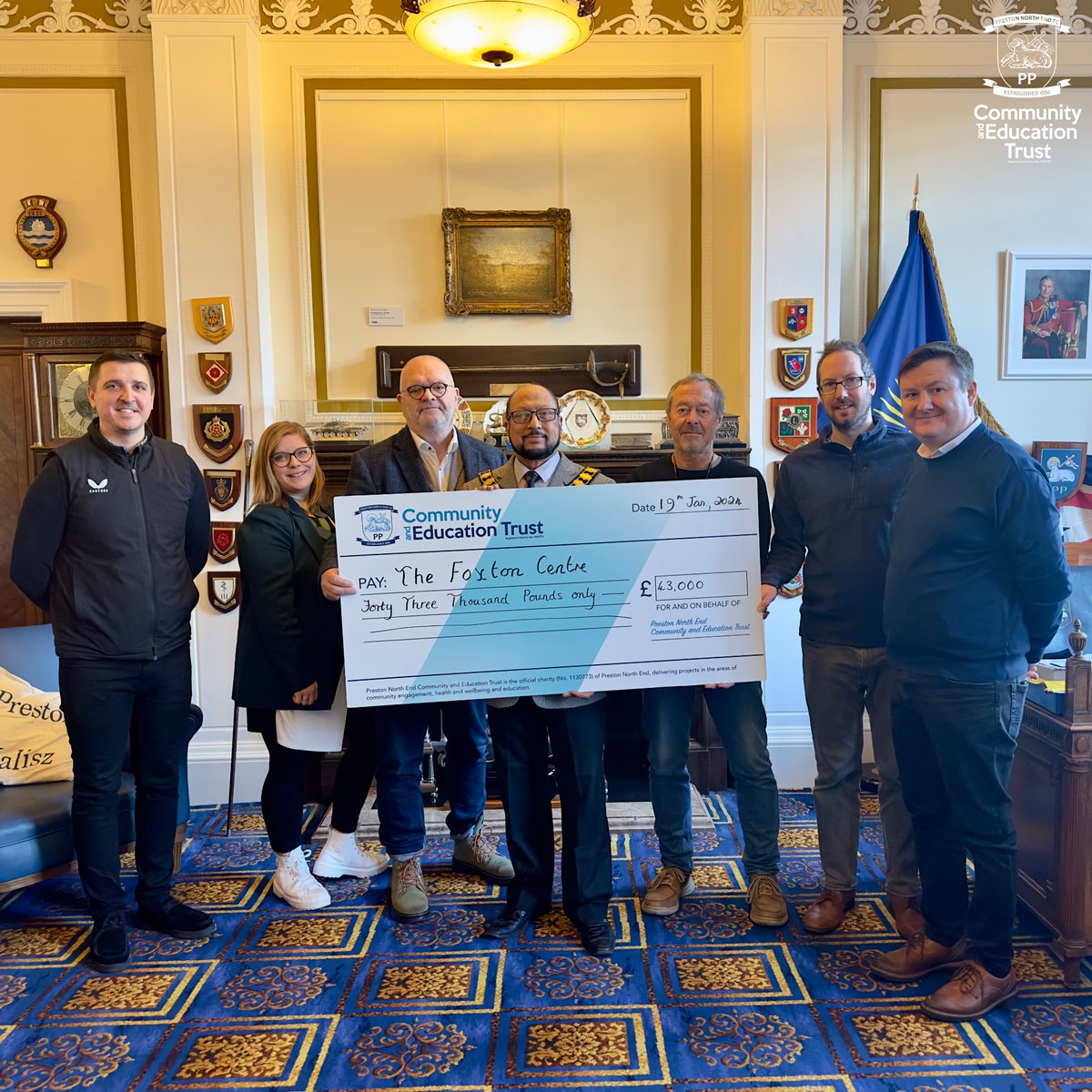 pnecommunity's tweet photo. 🤝 Thank you to the Mayor, Cllr Yakub Patel, for hosting us in the Mayor's Parlour as we presented @TheFoxtonCentre with a cheque for £43,000.

Thank you to everyone who took part in the Big PNE Sleepout, donated and helped to raise an incredible amount of money that will go towards addressing homelessness in our city.

#PNECET | #pnefc