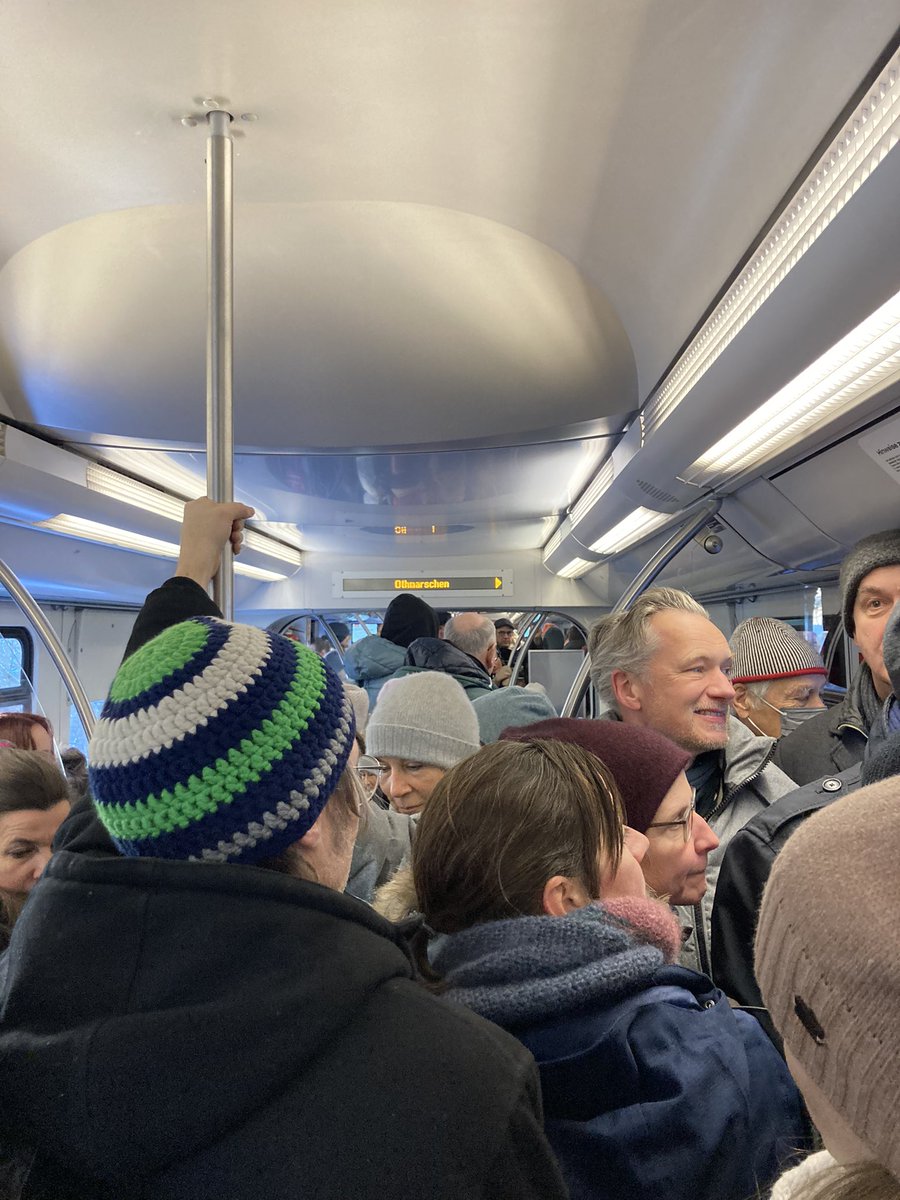 HamburgerTagesjourna (@hhtagesjournal) on Twitter photo Die <a href="/SBahnHamburg/">S-Bahn Hamburg</a> ist mit dem Massen von Demonstranten überfordert. Wird voll am Jungfernstieg. Die <a href="/SBahnHamburg/">S-Bahn Hamburg</a> ist mit dem Massen von Demonstranten überfordert. Wird voll am Jungfernstieg.