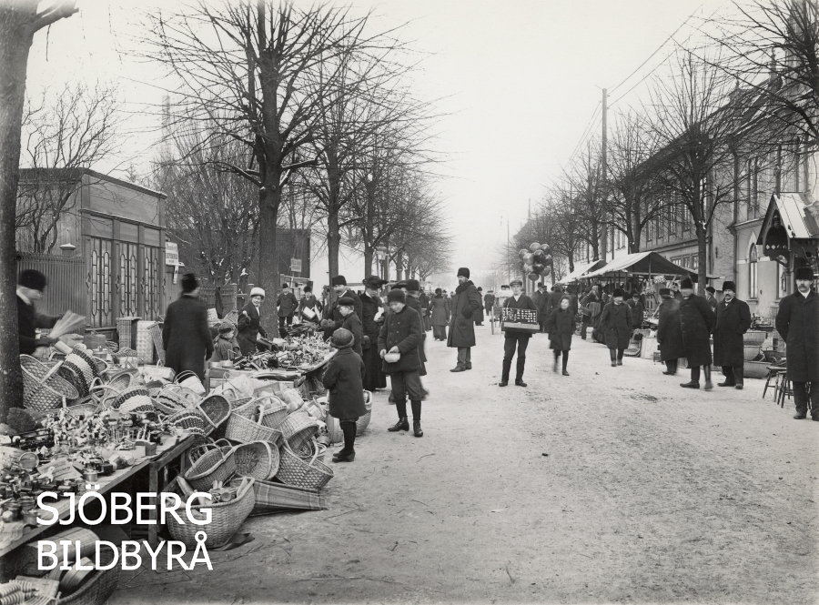 Sjobergbild's tweet photo. Hindersmässomarknad i Örebro 1914.
En marknad med gamla anor som arrangerades i anslutning till namnsdagsnamnet Henrik, den 19 januari.
Fascinerande att se på den 110 år gamla bilden tagen på Kungsgatan i Örebro.
#Örebro #januari #marknad #Historia #intressant https://t.co/fwNj68c4sb