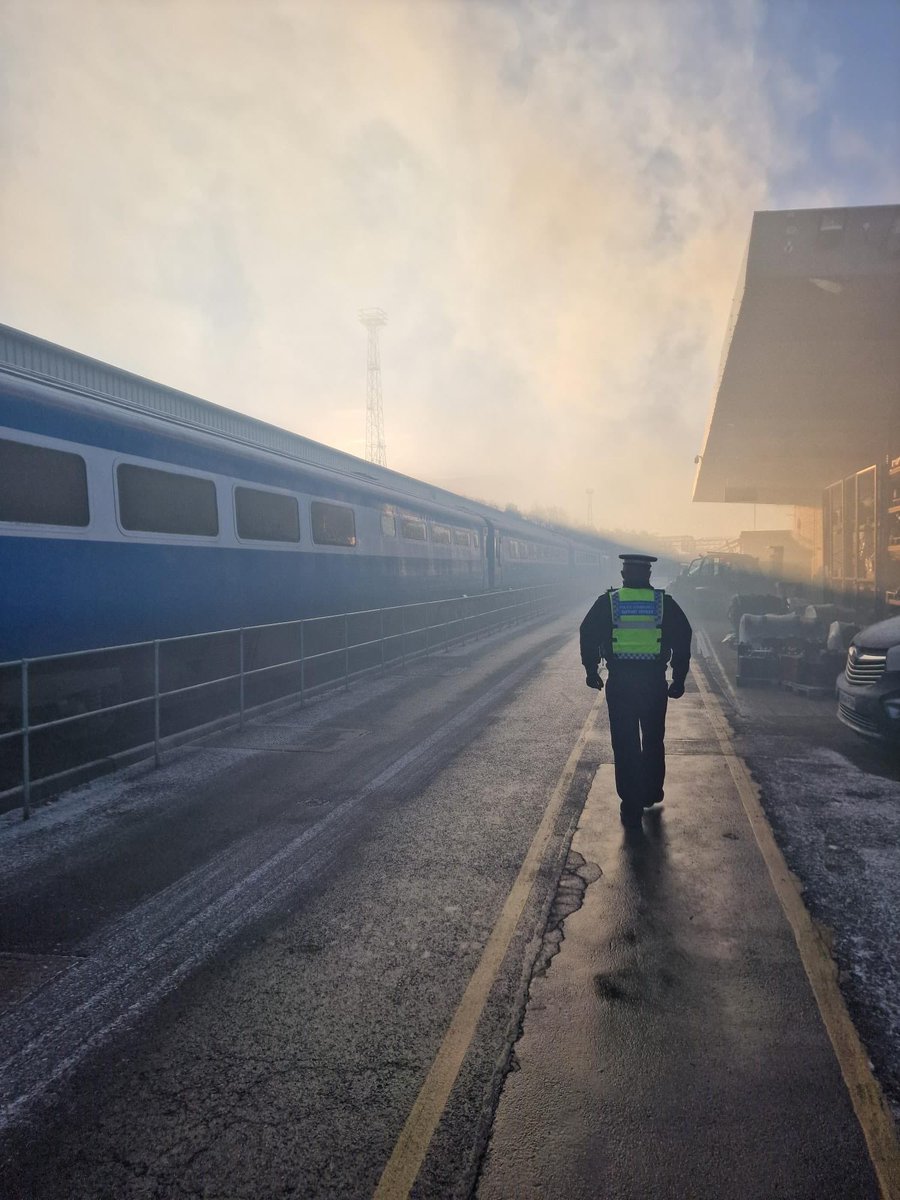 Cold January morning patrols 🥶 There is no place for crime on the rail network! Need us? Text 61016. Always call 999 in an emergency @CreweRailwayStation @networkrail @AvantiWestCoast #SeeItSayItSorted #CheshireLive #CommunityEngagement #btp #ProjectServator