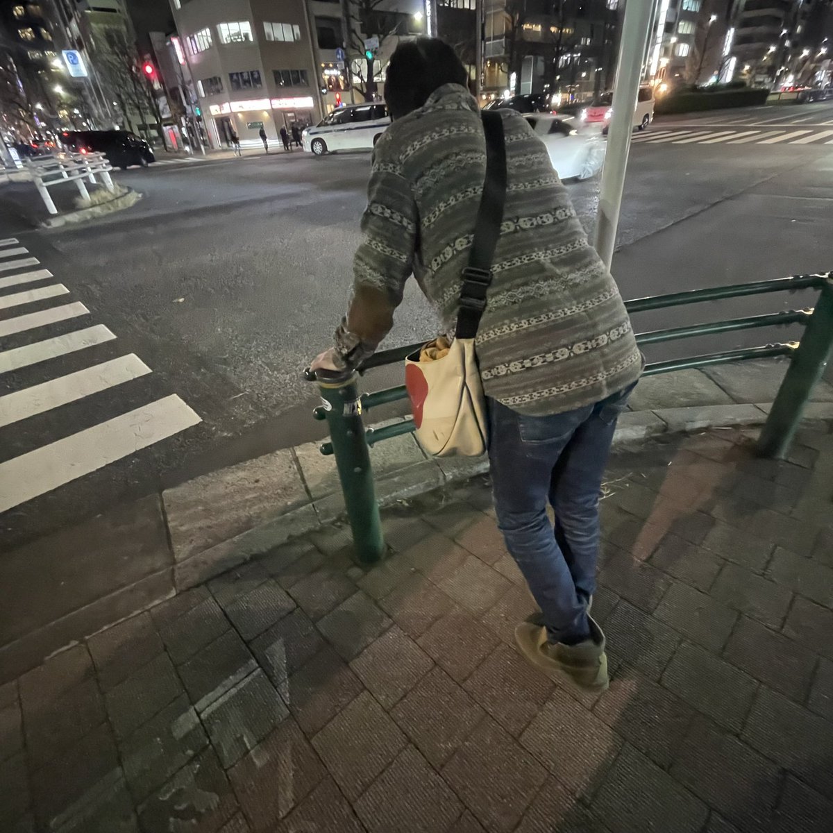 私はこの辺界隈は、よく駐車場を探すので明るい。すぐ見つけらる、私には自身があった。赤井のわかっている事は
"地上だった。15番に止めた"
何度聞いても、この一点張り。
銀座の1丁目から8丁目まで、筋たる筋を全部、5時間くまなく探した。ない。