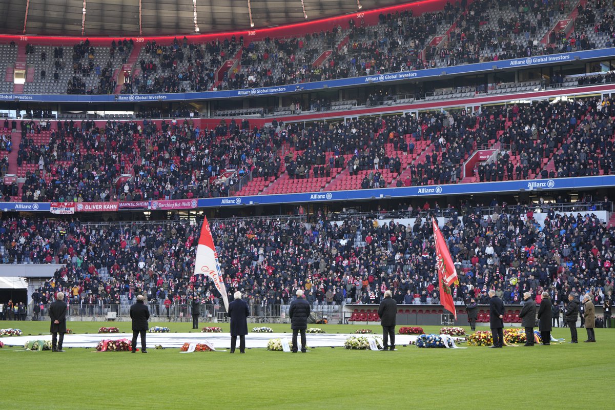 Die langjährigen Wegbegleiter Rainer Bonhof, Andreas Brehme, Paul Breitner, Lothar Matthäus, Günter Netzer, Wolfgang Overath, Franz Roth, Karl-Heinz Rummenigge, Georg Schwarzenbeck, Bastian Schweinsteiger und Berti Vogts ehren stellvertretend für alle Franz Beckenbauer auf dem…