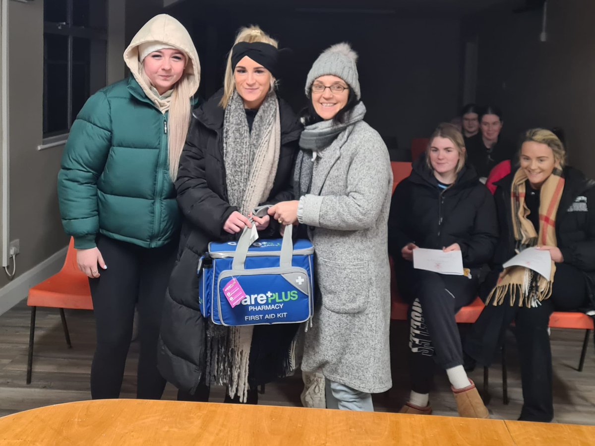 Big thank you to Maddens CarePlus Pharmacy for their generous sponsorship of a fully equipped first aid bag to the Roscrea ladies football teams. The bag was presented by employees Tara Nolan and Courtney Wright to Louise Nash our LGFA Secretary 🇲🇨