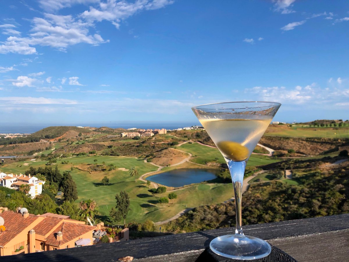 Our kind of dry January? Sipping martinis on our terrace in Málaga! 🍸  You can partake in a dry martini afternoon too, with our recipe on My Dream Cookbook: bit.ly/mdcbmartini. 😉 

#mydreamcookbook #drymartini #martinirecipe #malagaspain #wintercocktails #dampjanuary