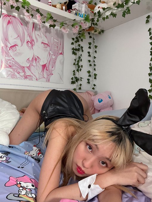 Spend the night with a bunny girl senpai? https://t.co/KkUW7N9UFF