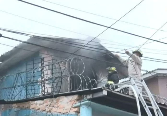 Un triste descenlace deja un pavoroso incendio registrado esta madrugada de viernes  en Ciudad Lempira en Comayaguela en la zona central de Honduras, cuando el Cuerpo de Bomberos ha revelado que tres adultos y dos menores murieron atrapados por las lenguas de fuego. 
#Honduras