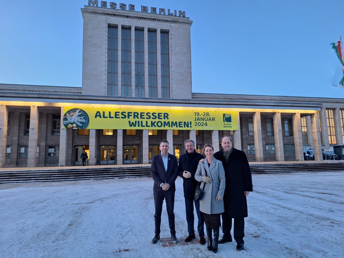 De 88e editie van de @gruenewoche 2024 in Berlijn. Vandaag gaan wij netwerken, kennismaken en kennisdelen met verschillende (internationale) stakeholders en volksvertegenwoordigers. @MariettevL @zeefNL en @MeindertStolk tinyurl.com/587tewue #krachtigzuidholland