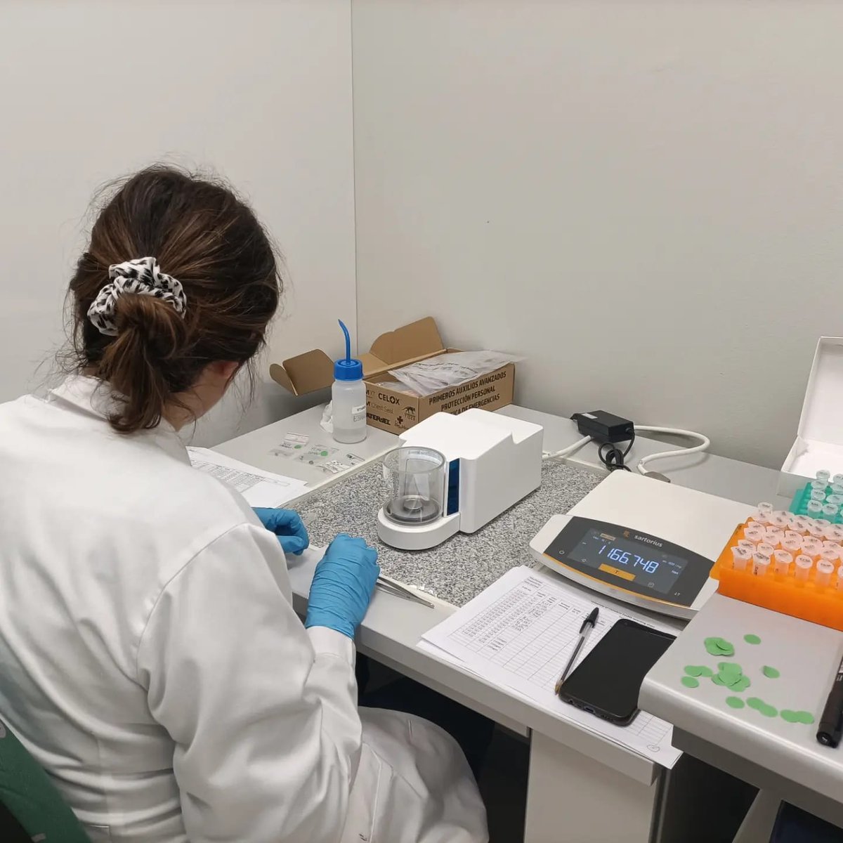 EvoAdapta's tweet photo. 🐠🧪 ¿Qué tal va vuestro viernes? Nuestra compañera, Lucía Agudo, termina su semana en el laboratorio de #EvoAdapta pesando restos de #peces para hacer análisis de #ZooMS
#Ictioarqueología #FossilFriday 🦴 https://t.co/6FNblrMOTY