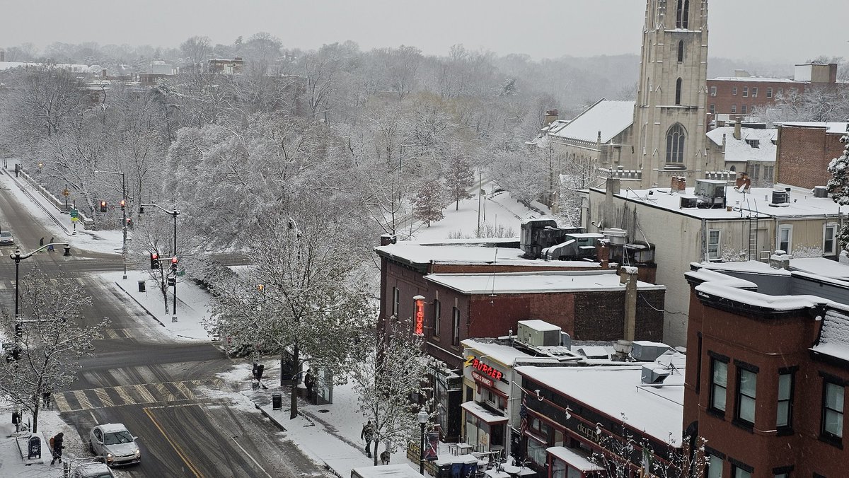 CapitalJeff's tweet photo. Pretty pretty #snowdoom #wusa9weather #dupontcircle #dcwx @rdiehljr @GQCOP45 @dougkammerer @RyanMiller_WX https://t.co/l4flBlBDx1