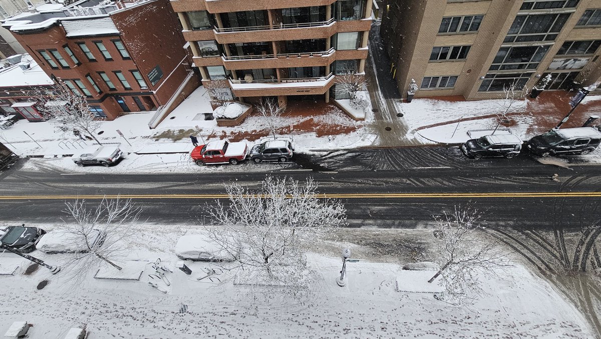 CapitalJeff's tweet photo. Pretty pretty #snowdoom #wusa9weather #dupontcircle #dcwx @rdiehljr @GQCOP45 @dougkammerer @RyanMiller_WX https://t.co/l4flBlBDx1