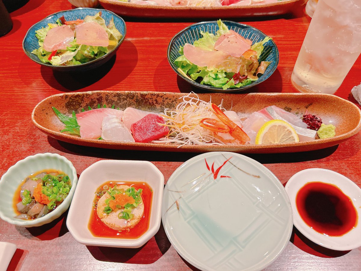 「新年会でした! 美味しかったけどやはり多くて、ご飯物は確か巻き寿司…持って帰るか」|ロックのイラスト