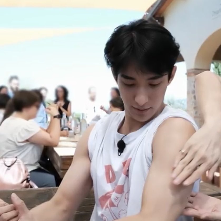 qtdkyeom's tweet photo. DOKYEOM'S BUFF ARMS THO?!?!?! OMG IM DIZZY https://t.co/vloSxYJx8o