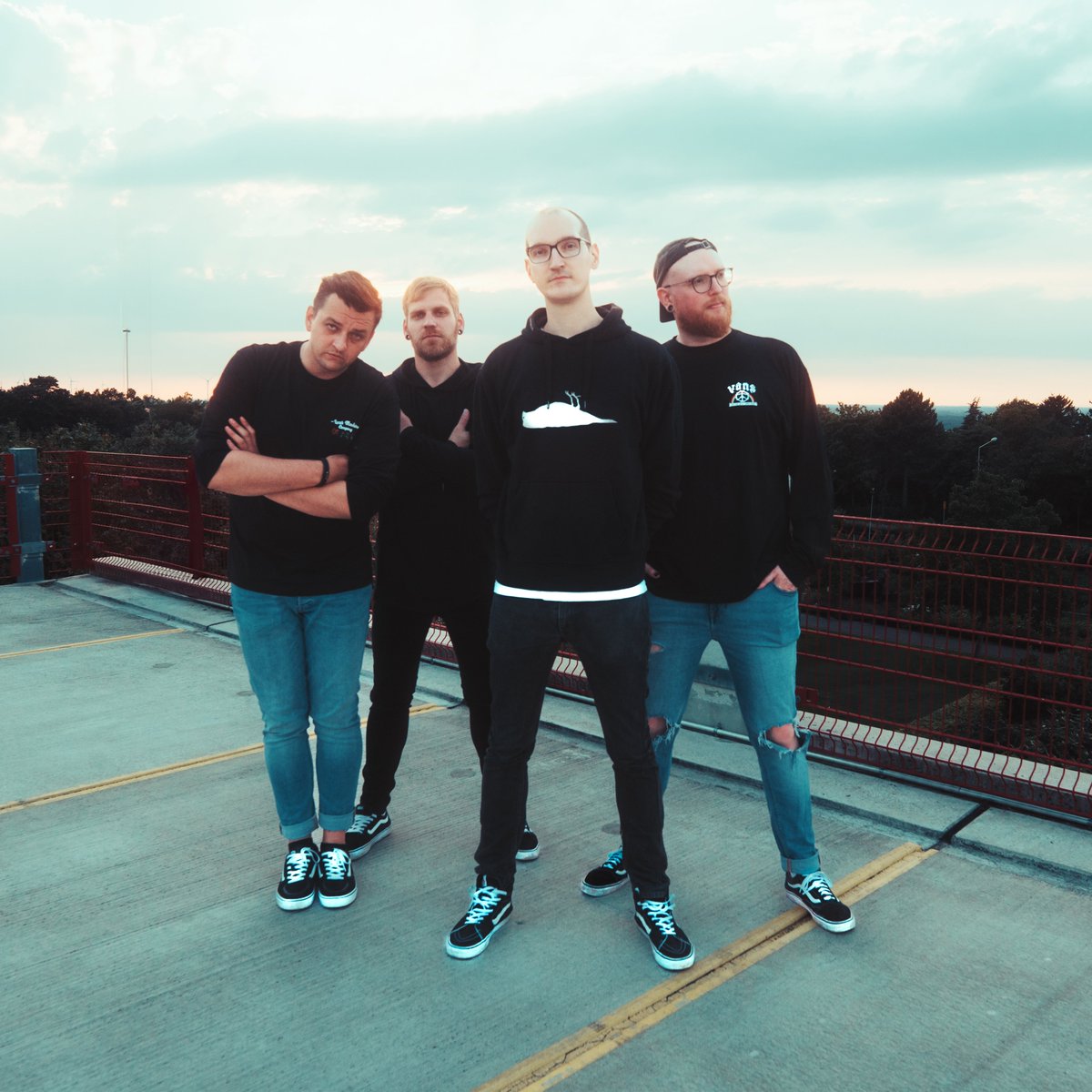 lowandlate's tweet photo. 🦋 new year/new look 🦋 Just got the new
band photos back and we're pretty sure we've set a
new world record for the most awkward poses in pop
punk history. 🤡 https://t.co/WEmQRizvqE