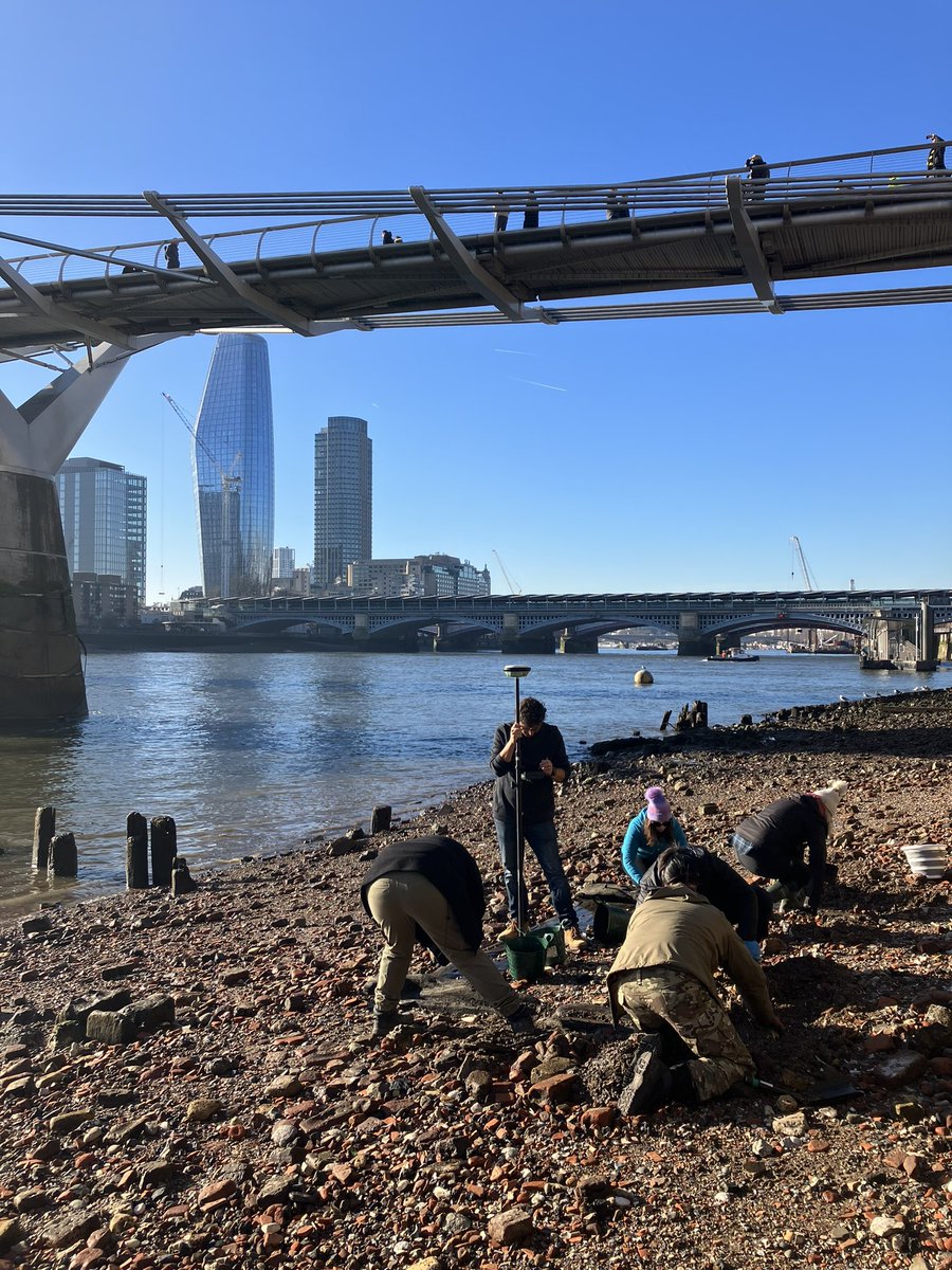 Today on the #Thames again for #FieldworkFriday with staff & students from the @UCL IoA Read more about the Thames work we are doing here: ➡️ ucl.ac.uk/archaeology/ne…