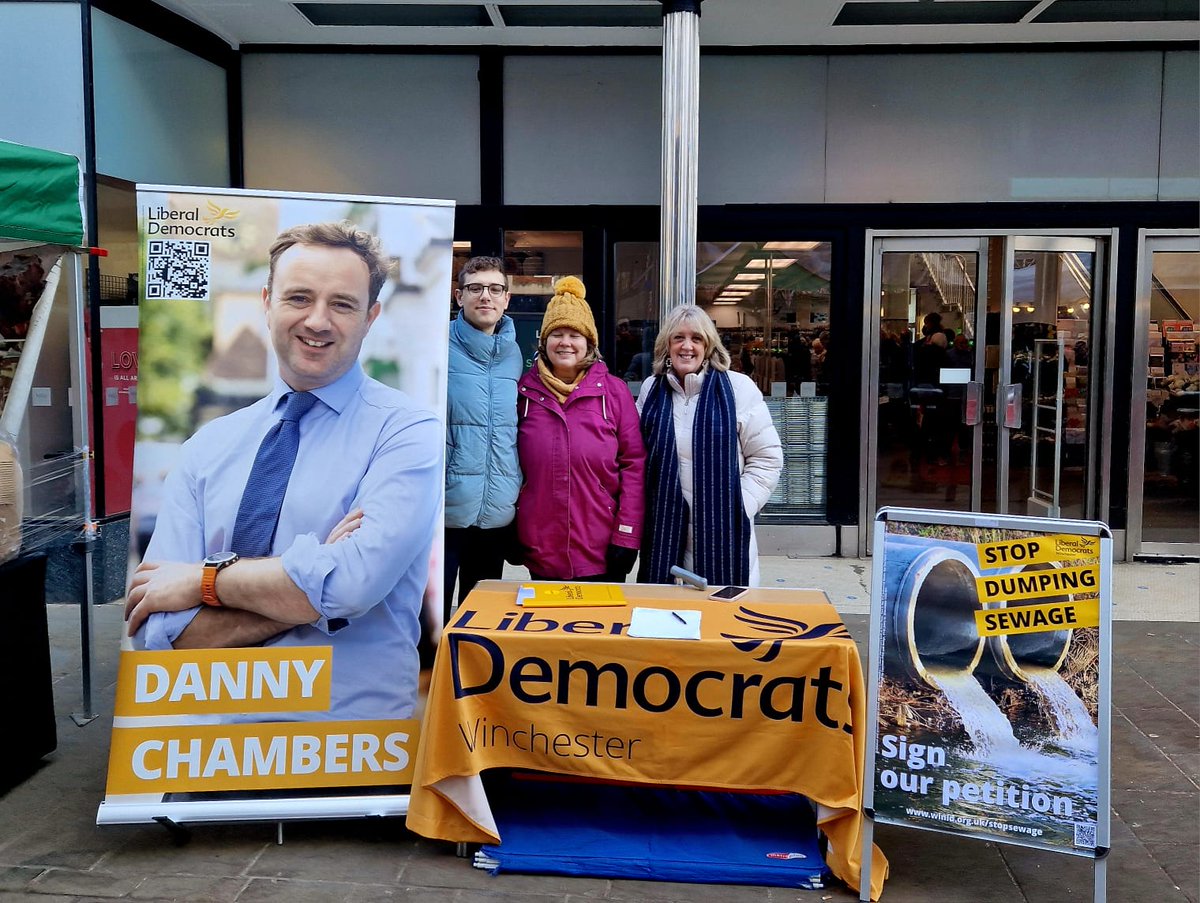 Rishi Sunak walked past these Lib Dems in Winchester this morning, who asked him to sign their petition on sewage. He didn't sign it.