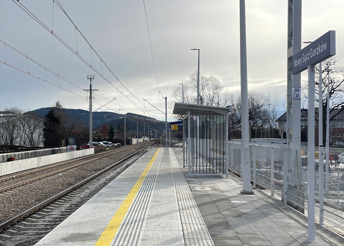 PKP_PLK_SA's tweet photo. Zwiększy się komfort podróży 🚄z #Tarnów do #Muszyna i #Krynica. Podpisane umowy na modernizację 13 stacji i przystanków w #Małopolska. m. in. #StarySącz, #Rytro, #Muszyna, #Łomnica-Zdrój. #ProgramPrzystankowy https://t.co/UZKj4y9Lsm