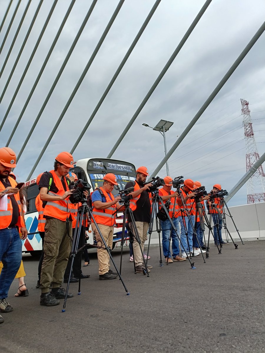 🌉 En la recta final hacia la inauguración del Puente Héroes del Chaco, recibimos hoy a periodistas destacados. ¡Gracias por la visita! Nos vemos en marzo para la apertura de esta joya ingenieril. #PuenteHéroesDelChaco #InauguraciónPróxima #IngenieríaParaguaya 🇵🇾🚀👷‍♂️