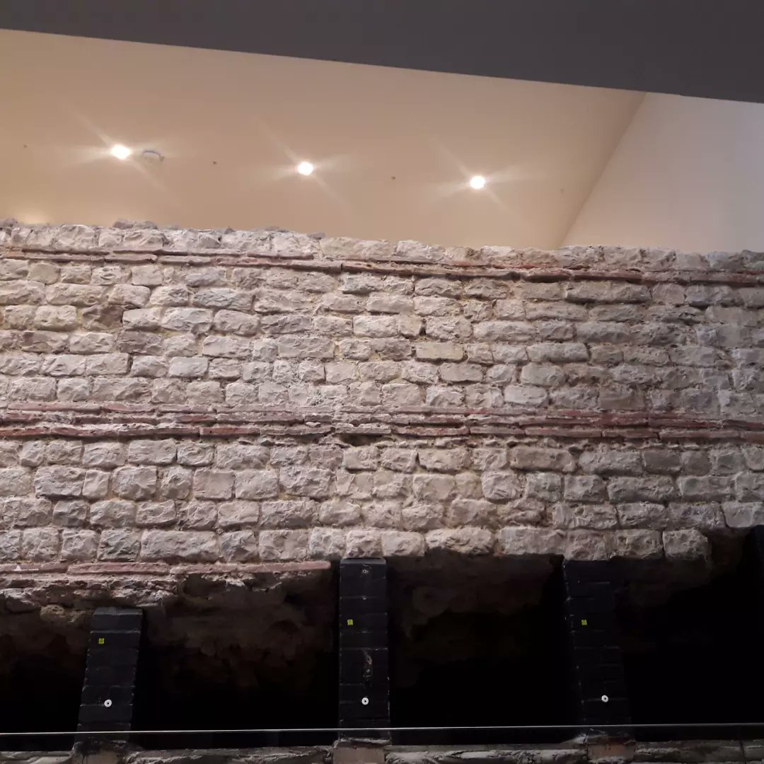 susanswalks's tweet photo. Finally managed to visit the "City Wall at Vine St", entry on Jewry St. A great section of the #cityoflondon 's #romanwall, lovely exhibition of finds & good cafe
Pleased Maximus Morpheus #Londinium is still in the City - last seen guarding Guildhall summer 2023
#romans #Morph https://t.co/PFe0Mw41jF