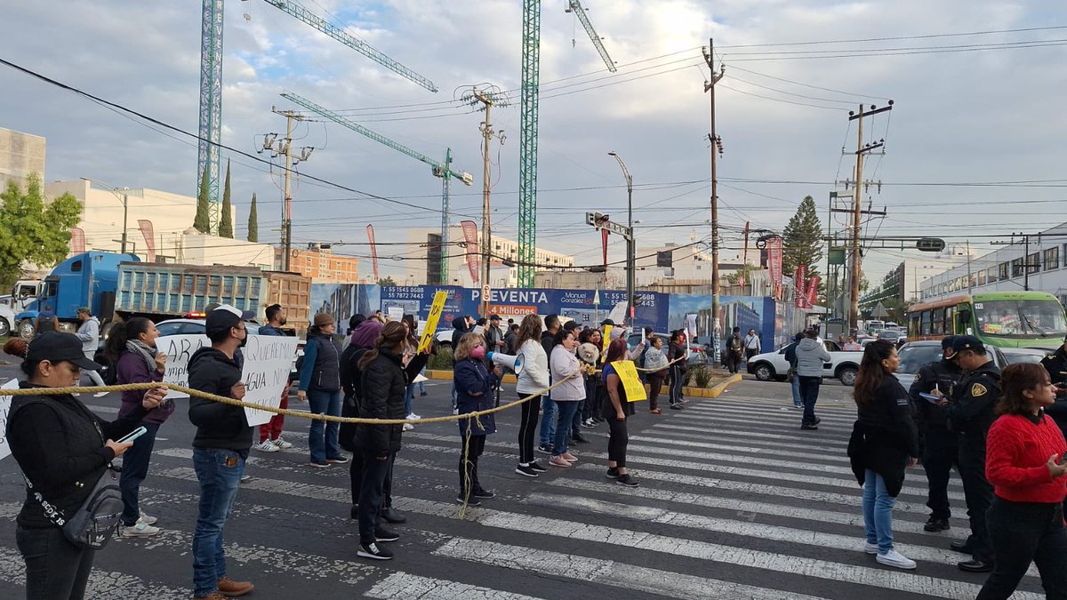Gerrx13's tweet photo. Vecinos de la Colonia Colonia San Simón Tolnáhuac BLOQUEAN Eje 2 Nte a la altura de Lerdo!

*DENUNCIAN FALTA de agua… https://t.co/MG8F1HO0Ml