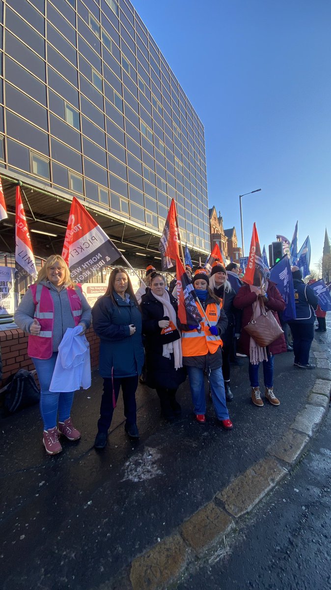 KerryCwu's tweet photo. Few last pics from our picket line visits yesterday. As cold as it was it turns out solidarity keeps ya warm. ✊️🔥 @CWUnews @CwuEmassey @andy_mercer #StrikeNI Uppa Workers! https://t.co/M218xCJjYp