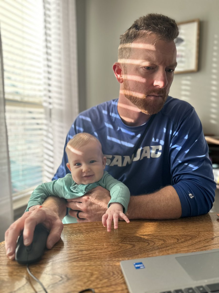 Randi_J_Wood's tweet photo. Morning computer work with @DWoo22 #tinyassistant #daddysgirl https://t.co/Fb1wHXZEYw