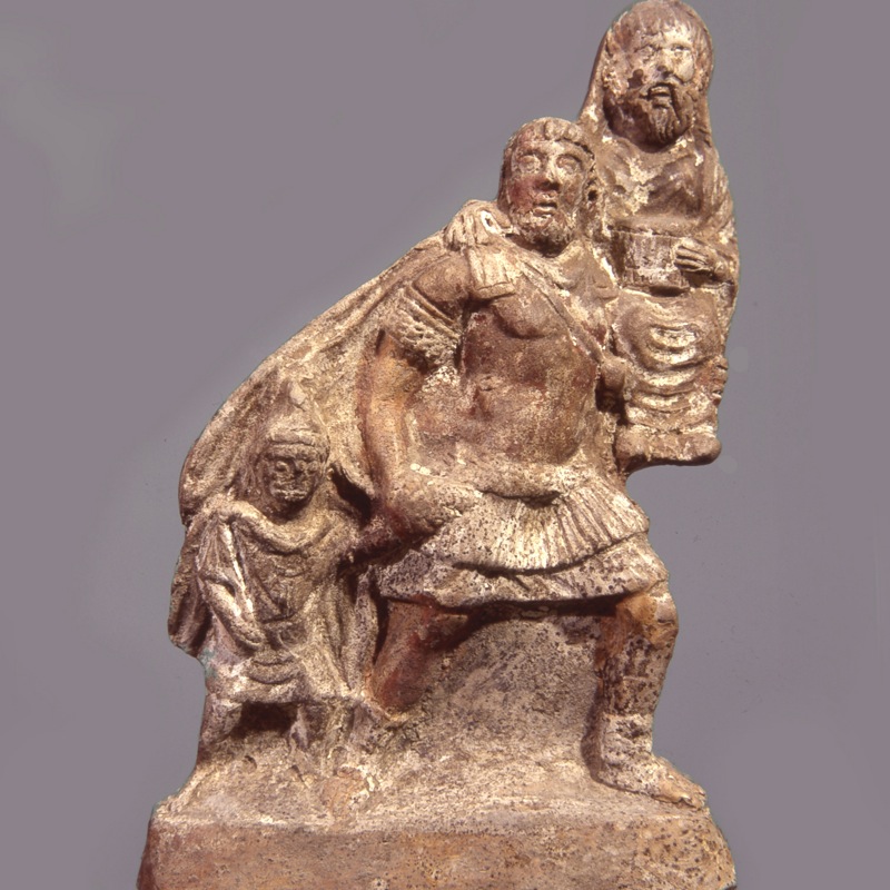 #worldrefugeeday 
#giornatamondialedelmigrante 
Il migrante e rifugiato di guerra per eccellenza: Enea.
Statuetta in terracotta di età imperiale.