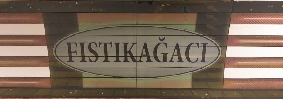 M5 metrosundaki duraklarda, durak isimlerinin yazdığı yerler tam bir dandik baklava kutusu