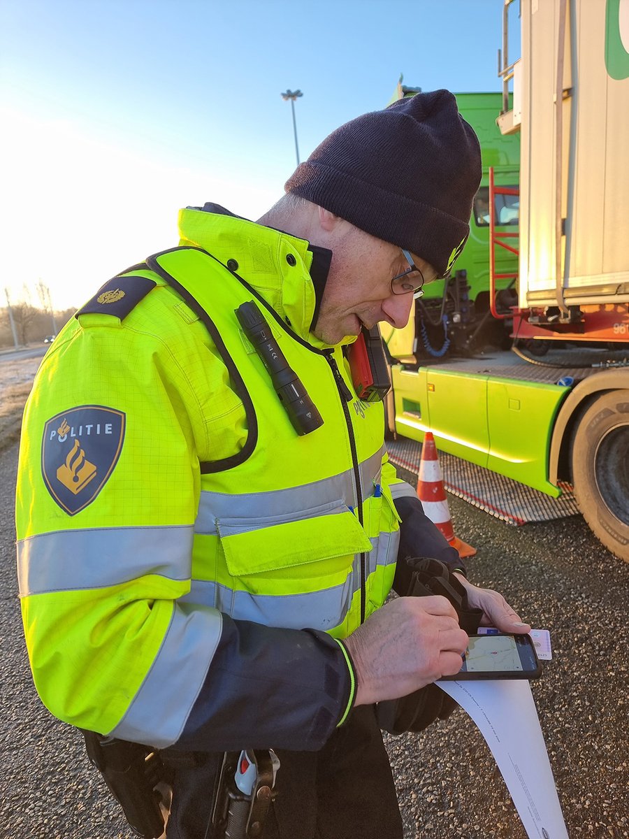 De Belgische Politiezone Grens hield gisteren een grensoverschrijdende verkeersactie. Ook collega's van basisteam Roosendaal namen aan de actie, op de grensovergang met Nispen en Roosendaal en aan de transportzone in Meer, deel. facebook.com/PolitiezoneGre…