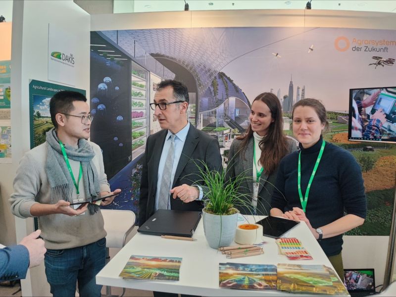 zalf_leibniz's tweet photo. Chem Özdemir besuchte heute das Projekt "DAKIS"  &amp;  @agrarsysteme auf dem Global  Forum for Food and Agriculture (GFFA). Wir freuen uns, dass  unsere Forschung von der Politik Aufmerksamkeit erhält. Digitalisierung und nachhaltige Landwirtschaft  gehen Hand in Hand. 👍#IGW2024 https://t.co/5PvspTtEAo