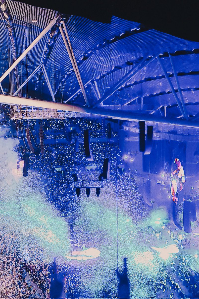 raaaezen's tweet photo. you have to experience a coldplay concert at least once 🥹 #ColdplayManila https://t.co/LnNT6hY8vC
