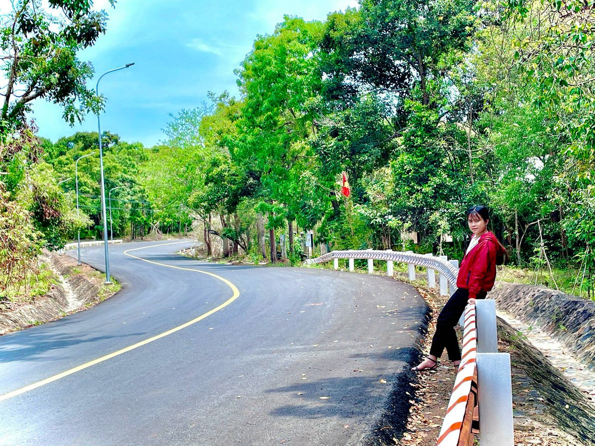 Hong15092605's tweet photo. Bên nhau trải bước dưới tuyết trắng,
Tình yêu bùng cháy, không phai nhanh.
Gió lạnh se lạnh, nhưng tim ấm áp,
Mùa đông lạnh giá, mà lòng thắp lửa. https://t.co/RQvvZbKv0b