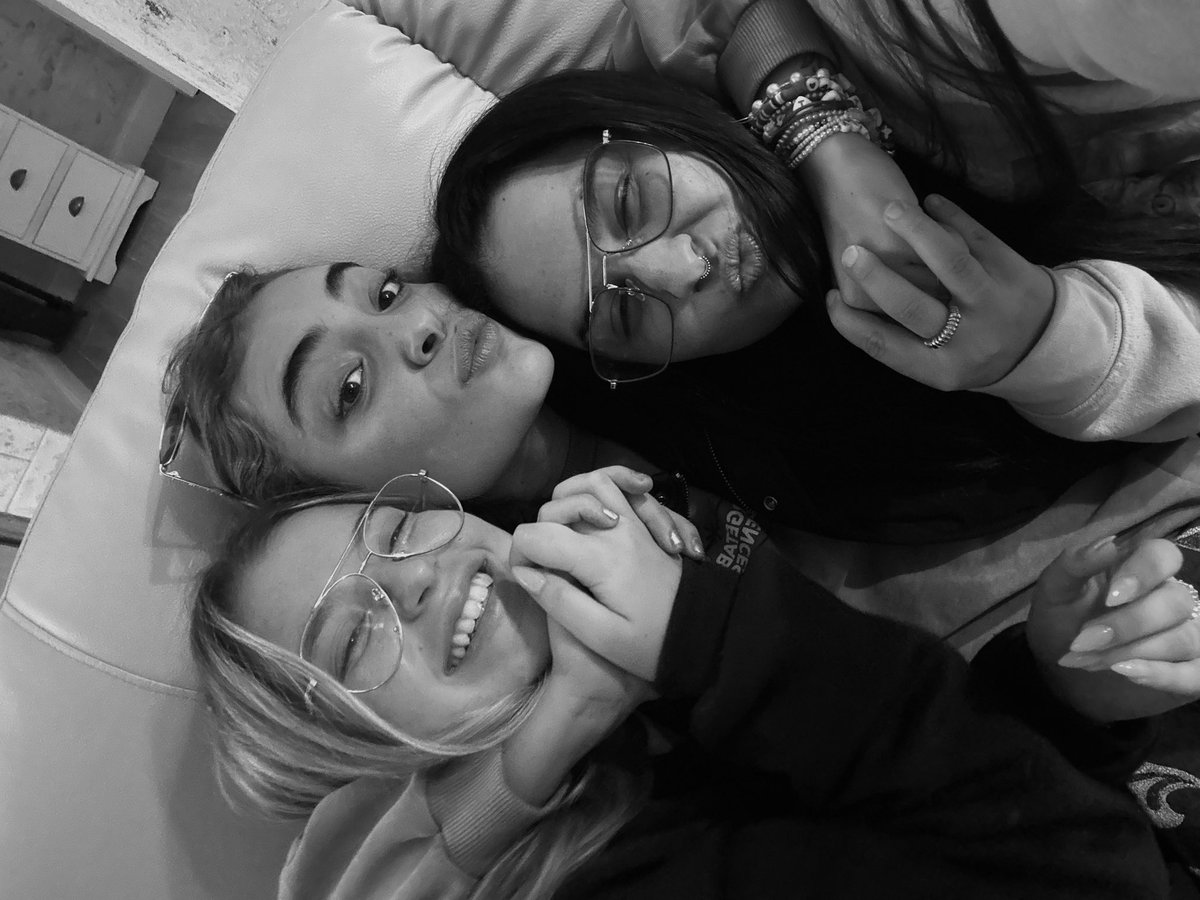 dennaoficial's tweet photo. Tannnn feliz anoche ✨ las súper nenas juntáis againnn (nos falta kikita) 💙🩷💚💛 https://t.co/yi9z7AWeWG