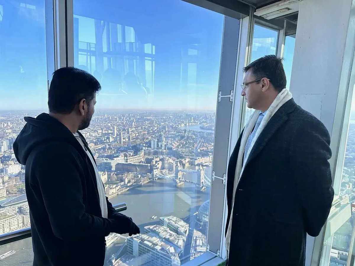 ShaLateef's tweet photo. Telangana CM @revanth_anumula and AIMIM's @akbarowaisii explore London's urban development from Shard's 72nd floor.Overlooking the Thames, connecting old and modern London.
#RevanthReddy #AkbaruddinOwaisi #UrbanStudy #LondonShard #Cityscape
#AIMIM
@asadowaisi @aimim_national https://t.co/VN5pKZgva9
