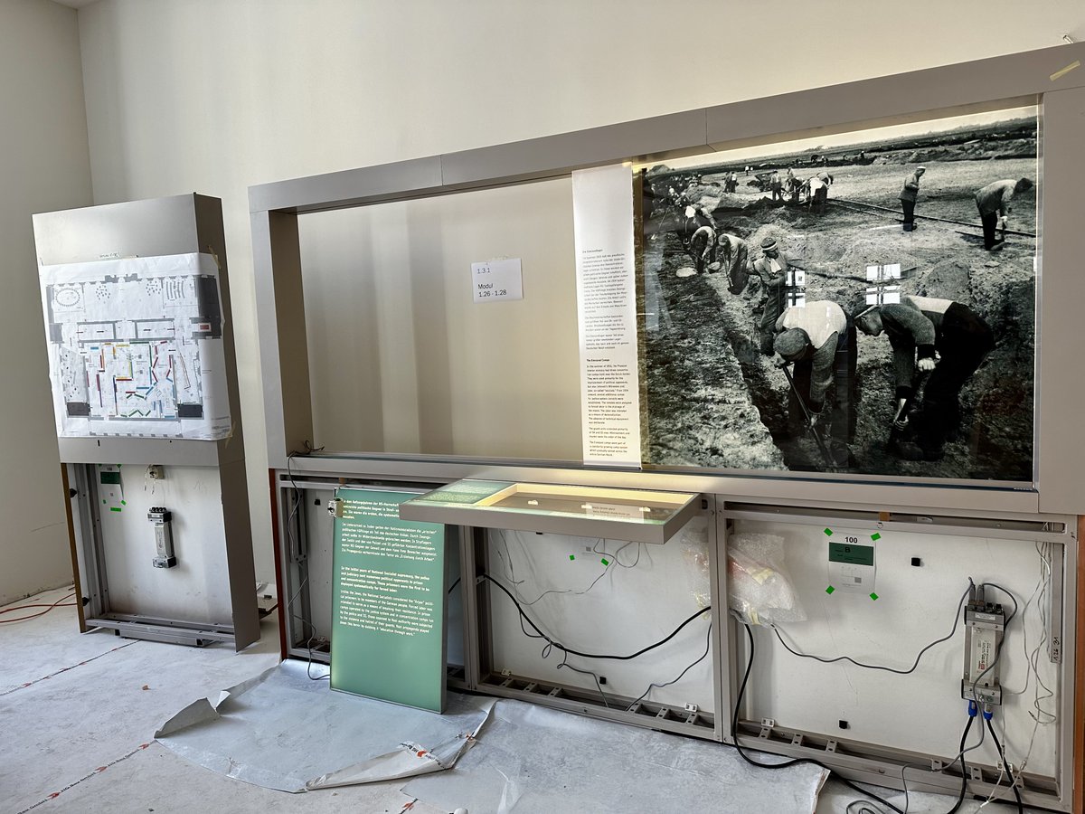 Buchenwald_Dora's tweet image. Unser #Museum "Zwangsarbeit im Nationalsozialismus" im ehem. "Gauforum" in #Weimar nimmt Gestalt an: Der Einbau der Ausstellung hat begonnen. Sie stellt erstmals die Geschichte der NS-#Zwangsarbeit im Dt. Reich und in den besetzten Gebieten umfänglich dar. Am 8.5. wird eröffnet.