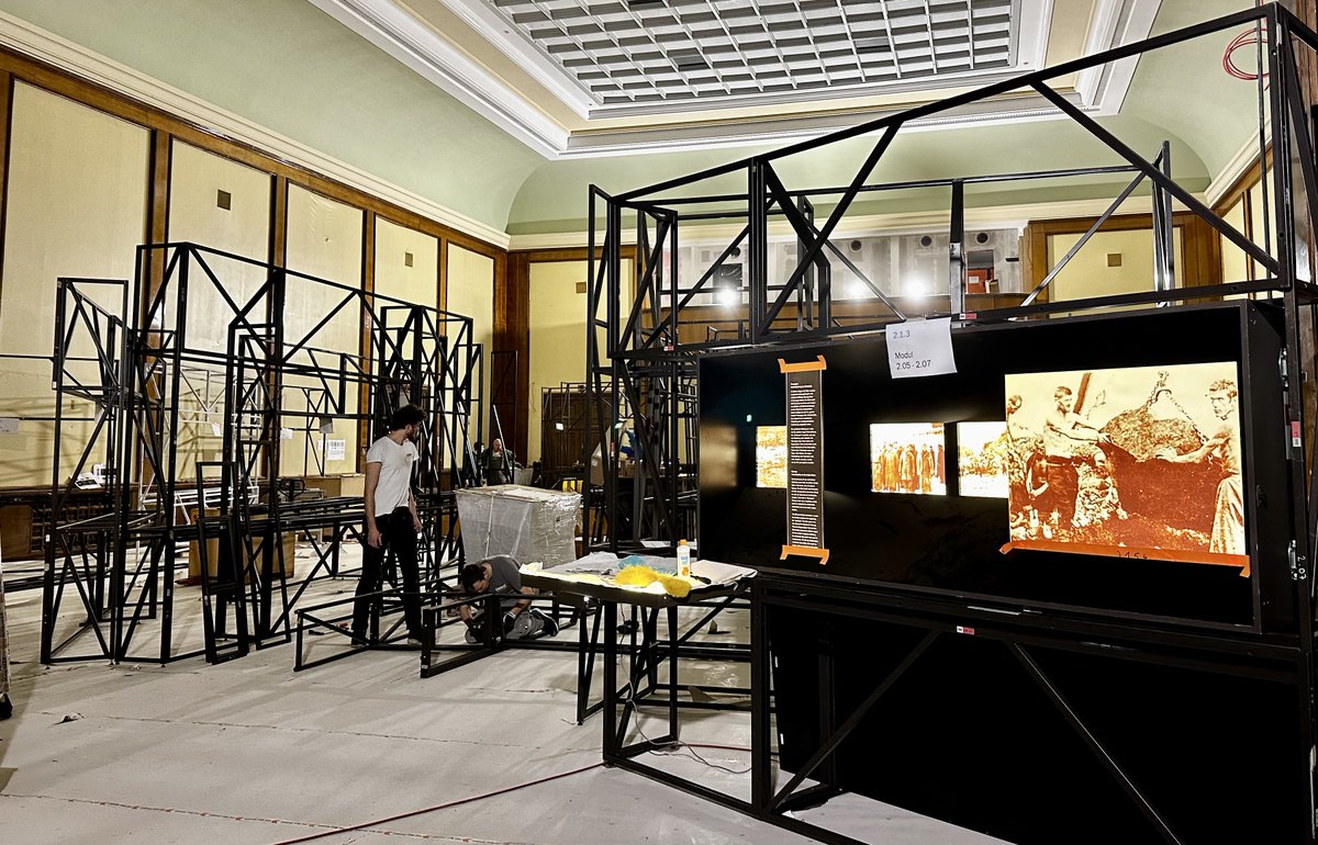 Buchenwald_Dora's tweet image. Unser #Museum "Zwangsarbeit im Nationalsozialismus" im ehem. "Gauforum" in #Weimar nimmt Gestalt an: Der Einbau der Ausstellung hat begonnen. Sie stellt erstmals die Geschichte der NS-#Zwangsarbeit im Dt. Reich und in den besetzten Gebieten umfänglich dar. Am 8.5. wird eröffnet.