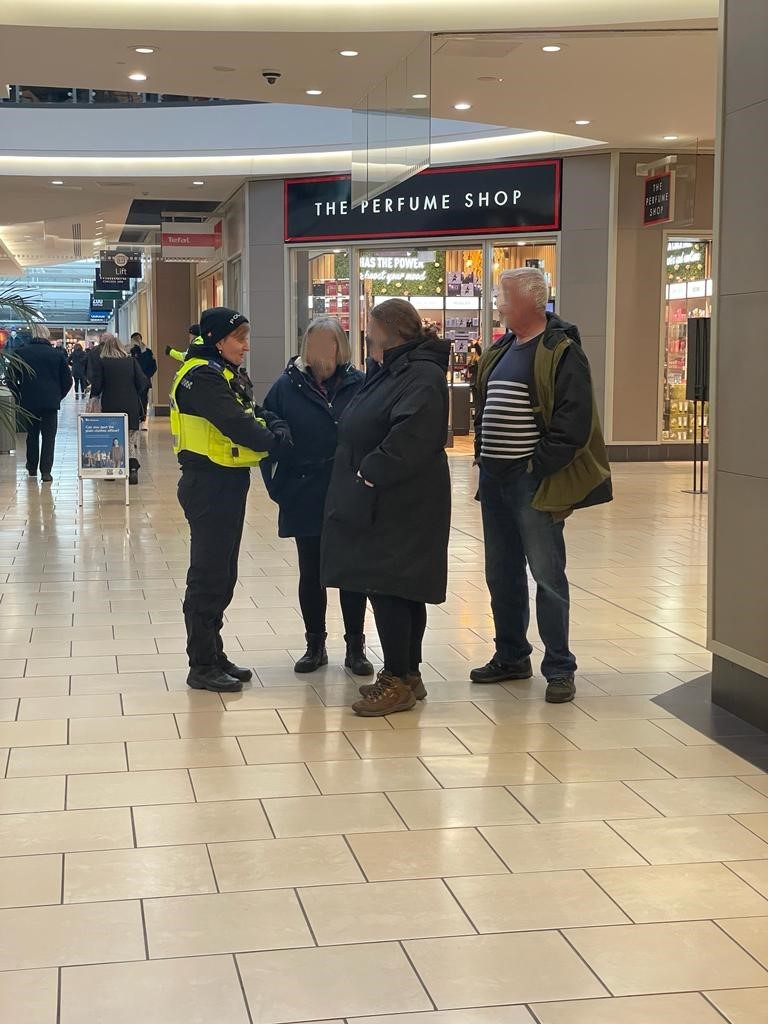 NYP_York's tweet photo. Its cold when the Project Servator officers pop up in woolly hats🥶 
Thanks to everyone @YorkDesigner who spoke to our officers today and their security for working with us to keep everyone safe.
We pop up anywhere.
More info on web.
#ProjectServator
#TogetherWeveGotItCovered https://t.co/g5PmAVF52s