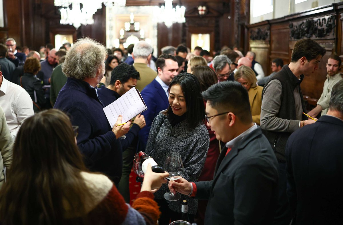On Tuesday, we and a lively bunch of our finest Burgundian growers descended on Vintners' Hall for our #Burgundy En Primeur tasting.

The first one we've held in 4 years, it was a joy to see our customers &amp; winemakers, deep in conversation, with a shared enthusiasm for the wines