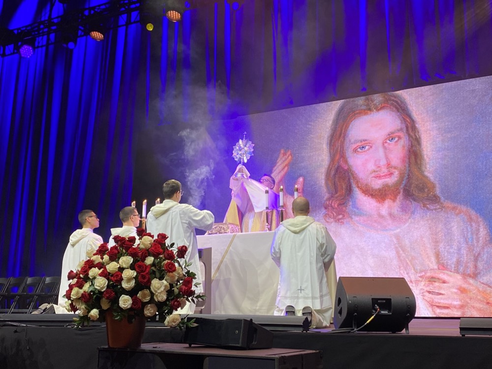 cnalive's tweet photo. Hundreds gather before the Blessed Sacrament at the second annual Life Fest ahead of the March for Life. #WhyWeMarch #ewtnprolife https://t.co/xf71OzVcL8