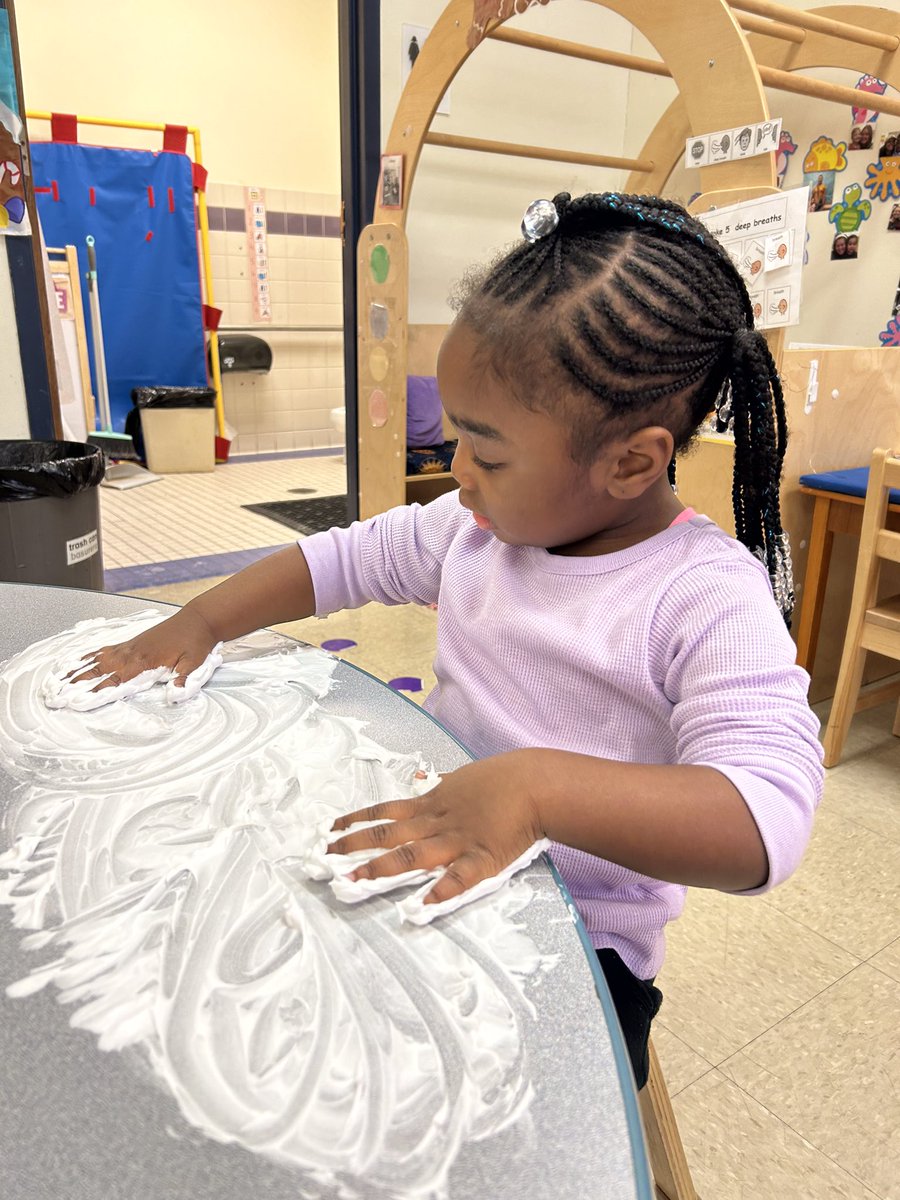 bergeregner's tweet photo. Exploring ways to draw with shaving cream. @OakPark97 @BearsLongfellow #pkp #longfellowbears https://t.co/ie9Pcy4N5O