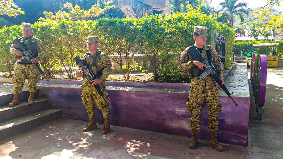 FUERZARMADASV's tweet photo. Llevando seguridad a las diferentes comunidades, mediante los constantes patrullajes enmarcados en el #PlanControlTerritorial.
#Segimos
#GuerraContraPandillas https://t.co/0yNoLQVOsF