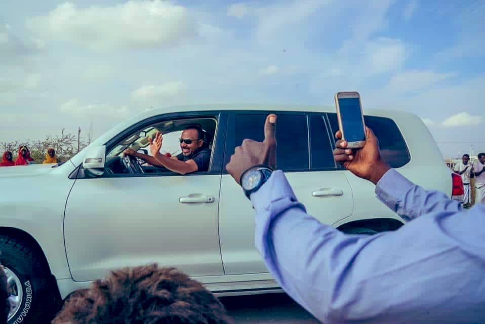 King of East Africa @AbiyAhmedAli will drive on Landers soil soon to visit his brother @musebiihi .🇪🇹🤝💚🤍❤️

#cooperation #economy #ethiopia #somaliland #RecognizeSomaliland