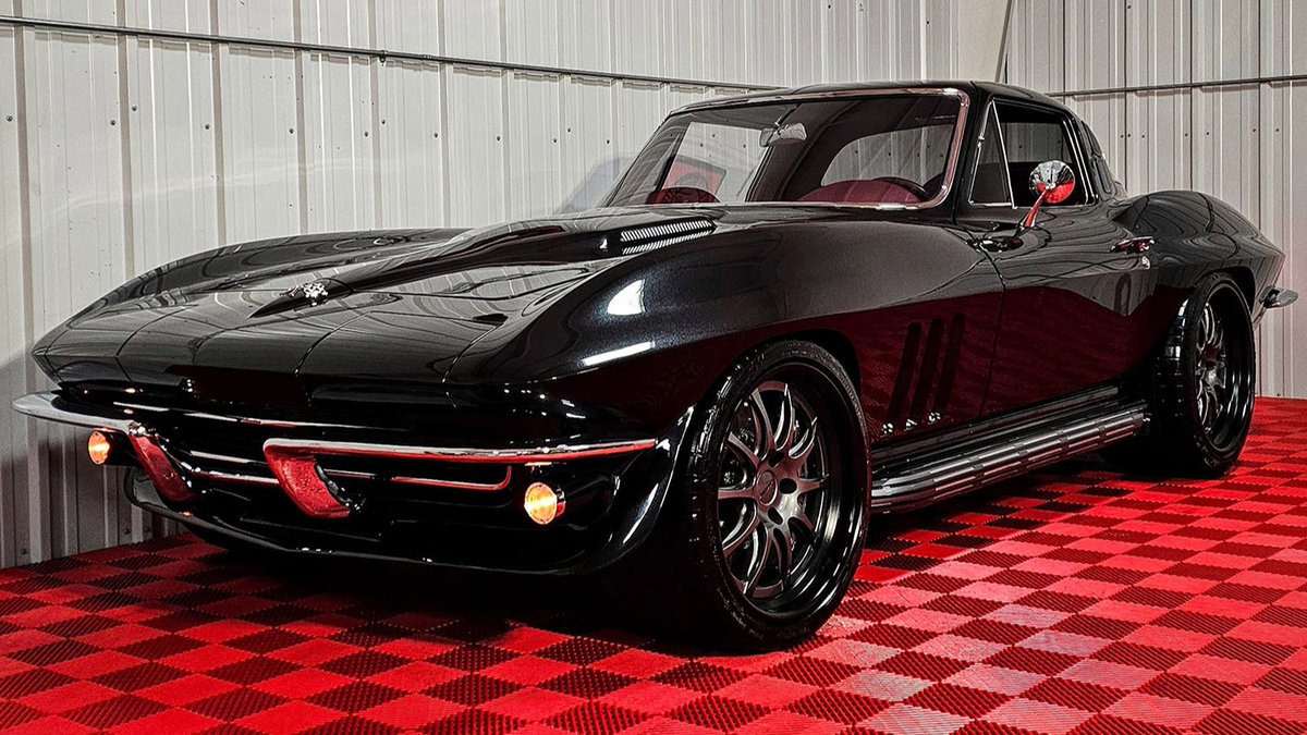 Barrett_Jackson's tweet image. Cruise in style with this custom 1965 @Chevrolet #Corvette! It unleashes its power with a #supercharged #LS9 engine, teamed up with a TREMEC 6-speed transmission. Selling with No Reserve, January 20-28 at WestWorld of #Scottsdale! 

Learn More: bit.ly/SD24TW-1965Che…
