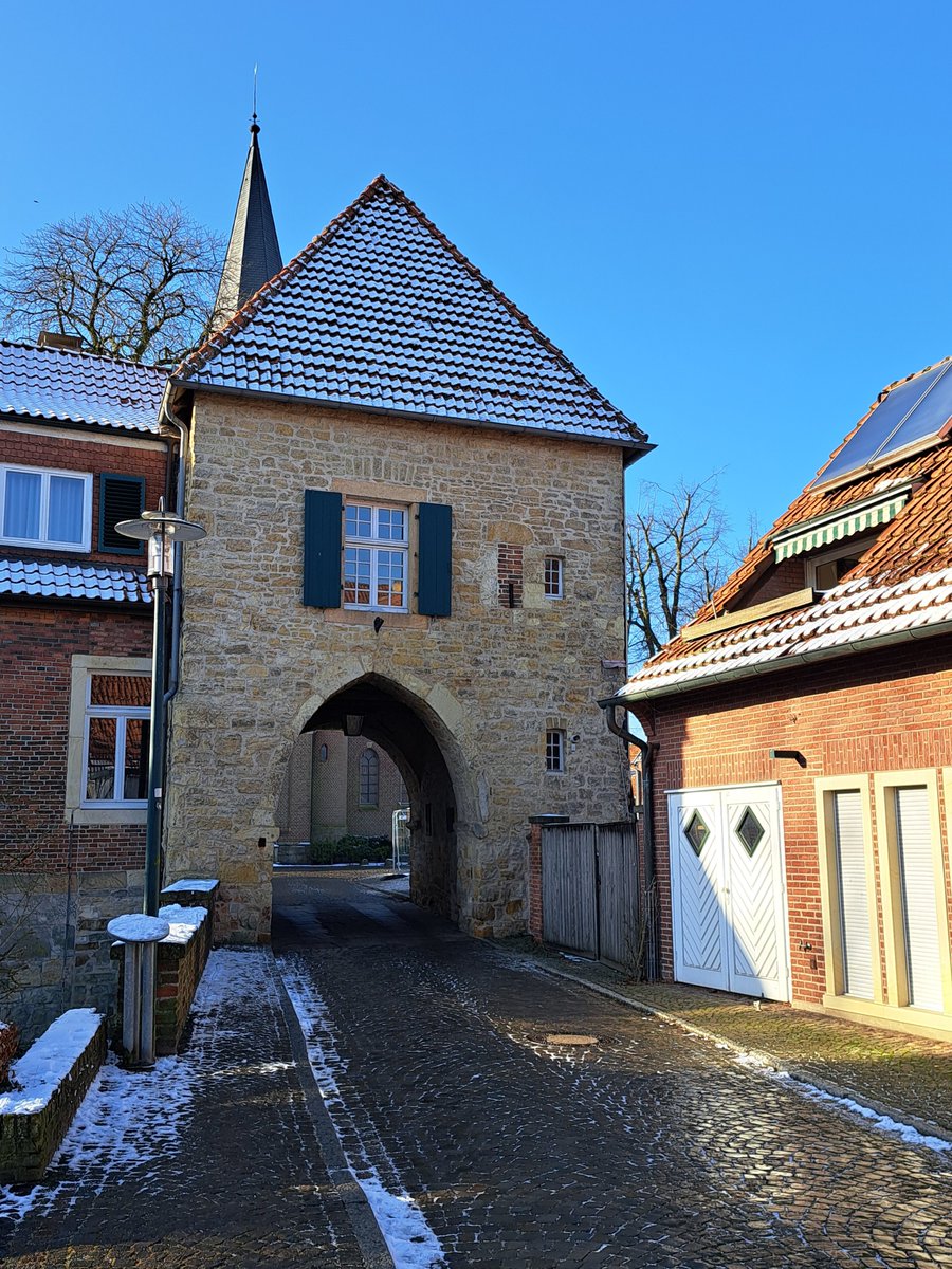 AdviesburoGMC's tweet photo. Ik doe onderzoek naar de zakenrelaties van Georg Anton #Blum en denk deze gevonden te hebben. Ter inspiratie dus naar Duitsland en vandaag naar Heek en #Nienborg.
Als quilty pleasure, het gaspedaal ingetrapt op de autobahn maar 160 was hard genoeg voor het koekblik. 😂 https://t.co/4kxTpSjIam
