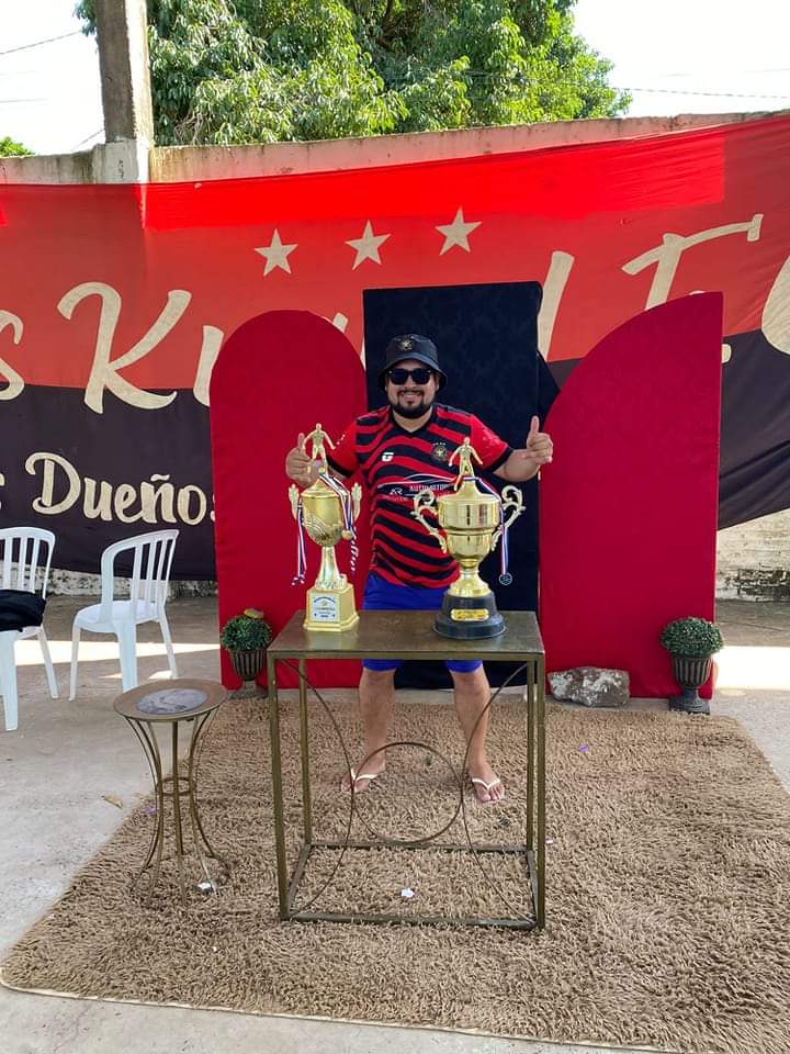 LosKuarulFC's tweet photo. Saludamos en su cumpleaños a nuestro D.T, Dirigente y enfermo fanático de Los Kuarul 🔴⚫️⚽️🔥

Feliz cumpleaños @DerlisRamirez10 que pases un gran día.

EL VERDADERO DUEÑO DE LA FIESTA 🍻 https://t.co/8NdMB6Eg68