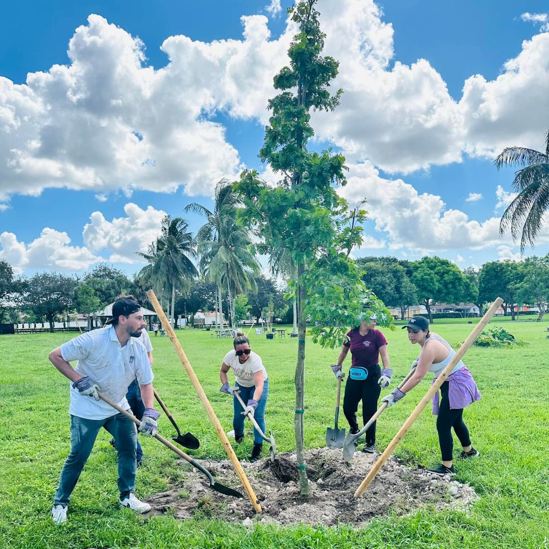 What happens when we plant trees to beautify our community spaces? They LEAF a good impression on everyone 🌳 Happy Florida Arbor Day!
📸: Million Trees Miami
#keepflbeautiful #arborday #florida #beautification