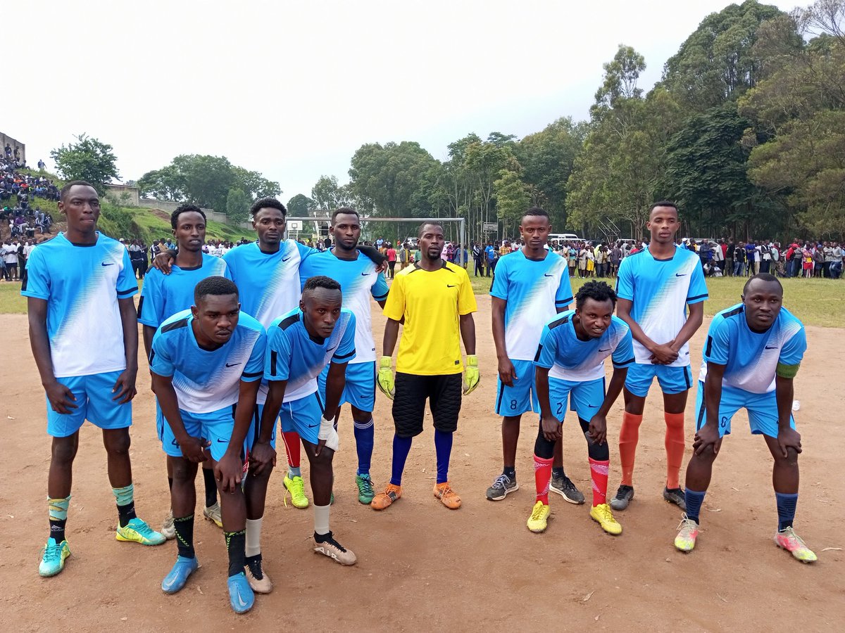 NyanzaDistrict's tweet photo. Ku kibuga cya Nyanza TSS mu murenge wa Kigoma hari kubera imikino ya nyuma y'Amarushanwa Umurenge Kagame Cup mu mupira w'amaguru. Mu bagore Muyira iri gukina na Busoro naho mu bagabo, Kigoma iri gukina na Muyira. Umuyobozi w'Akarere @Erasmen ni we mushyitsi mukuru. @NadineKayites https://t.co/hsEkqpLdkm